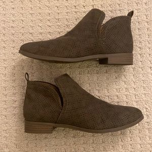 Dr. Scholl's – Rise Perforated Ankle Boot Olive (Womens Size 6.5)